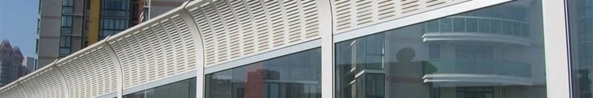 弧形声屏障产品实物图，展示产品结构和外观